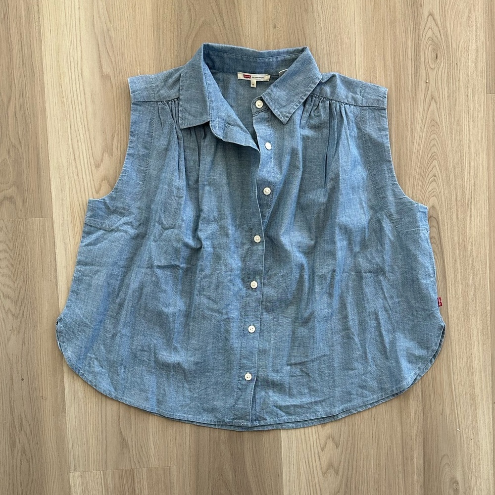 Levi’s Sleeveless Chambray Button-Up
